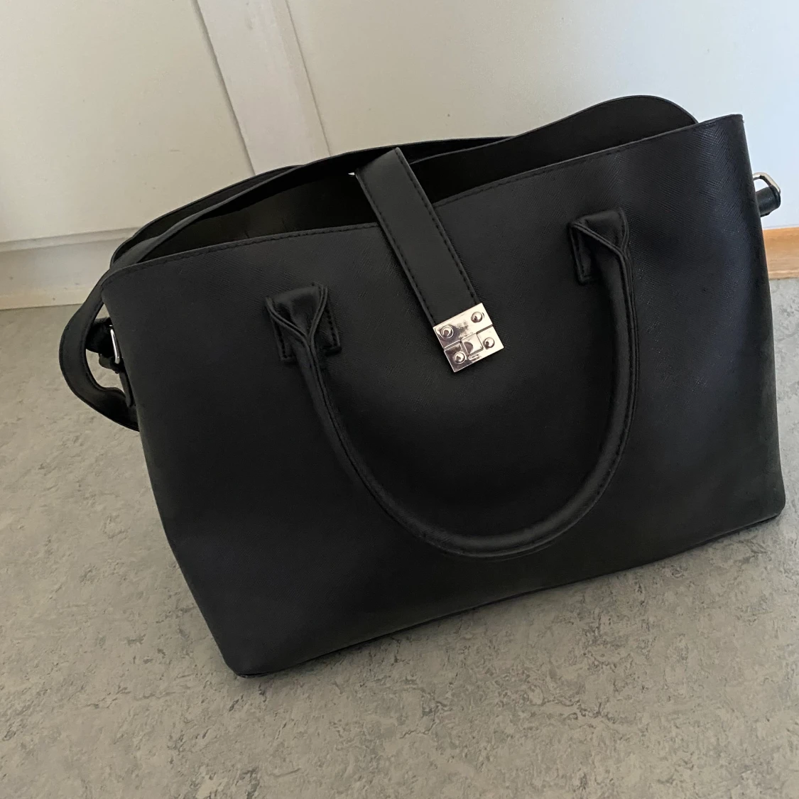 Svart axelremsväska;  - 90