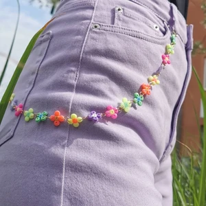 Kedja - ✨En snygg blommig kedja som finns även i olika färger✨ 15% rabatt på första köpet. ✨ Pre-order nu och få det för 99kr. Priset kommer senare höjas till 129kr✨