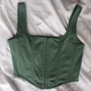 Grön Korsett - Säljer nu ytterligare en korsett av denna populära modell och färg från bikbok. Köpare står för frakt. Defektfritt skick. Visas på en s samt märkt storlek s. Högsta bud 100kr. Avsluts 29/6 tisdag 21:00