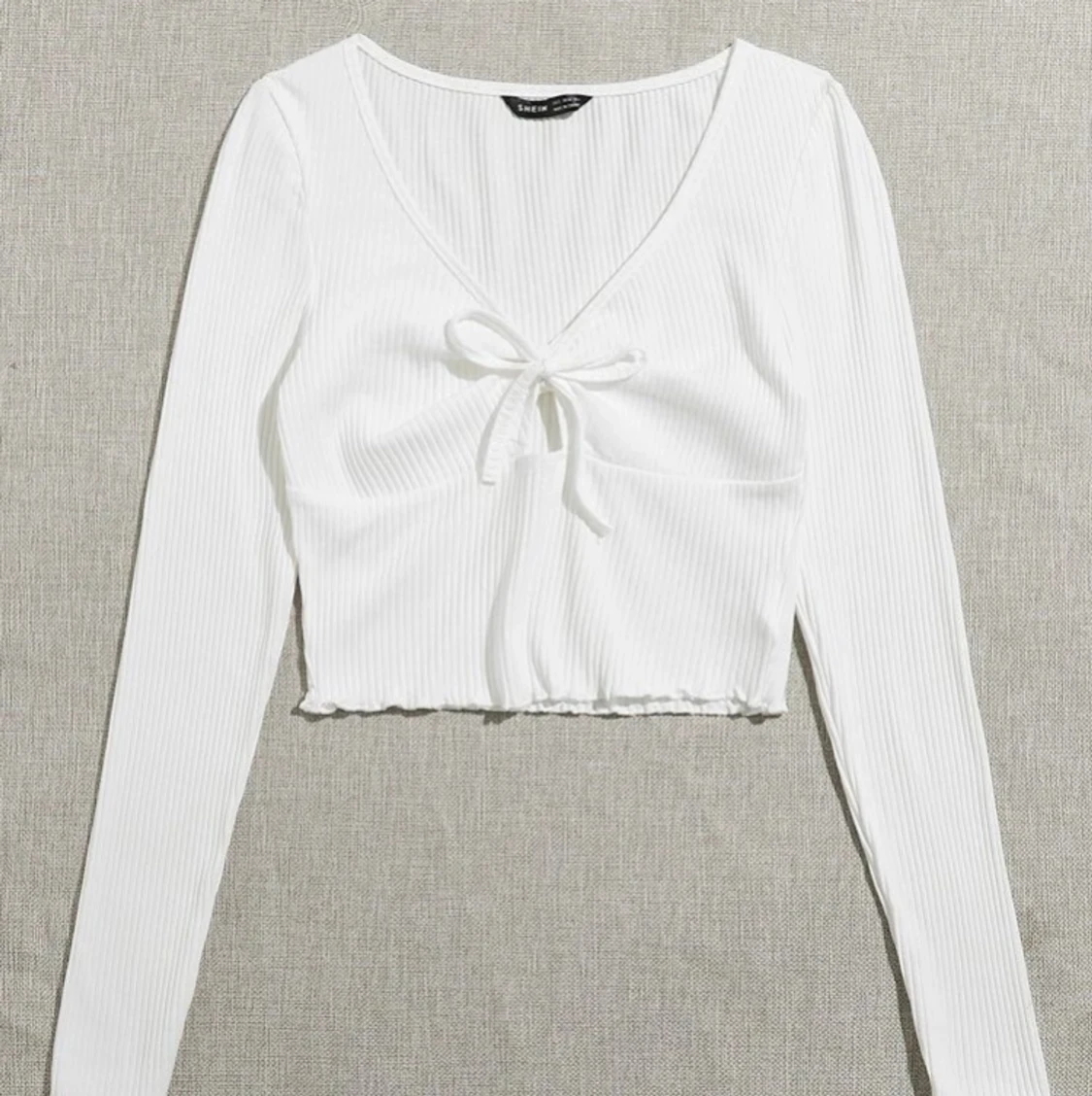 Vit långärmad topp med knyte