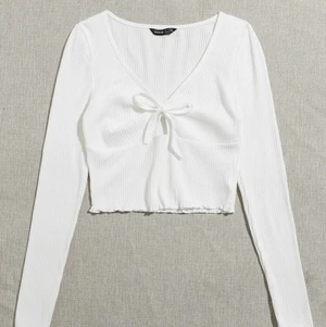 Vit långärmad topp med knyte  - En söt topp från SHEIN, säljer då den tyvärr inte passade mig. Jag köpte storlek L,men tröjan är mer som en S-M. HELT OANVÄND ✨ Frakt ingår i priset och jag tar endast Swish 💕