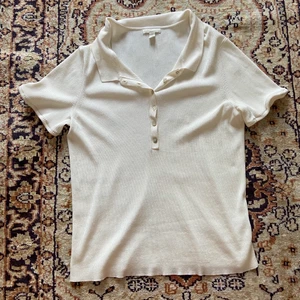 Finstickad polo storlek XL - Finstickad polotröja med knappar. Armarna är uppfållade annars är den i nyskick! Storlek XL. Material: viskos och polyamid 