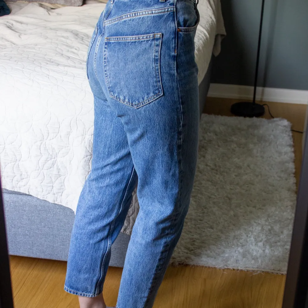 Jeans från Other Stories i storlek 26, rak och lite insvängd modell. Säljer då de är lite korta på mig, jag är 175cm 🌼. Jeans & Byxor.
