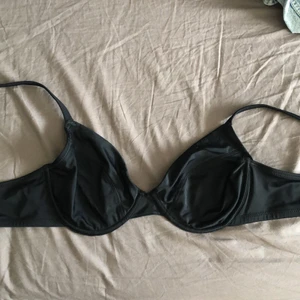 Svart bikini topp - Passar mig okej, lite stor runt midjan. 