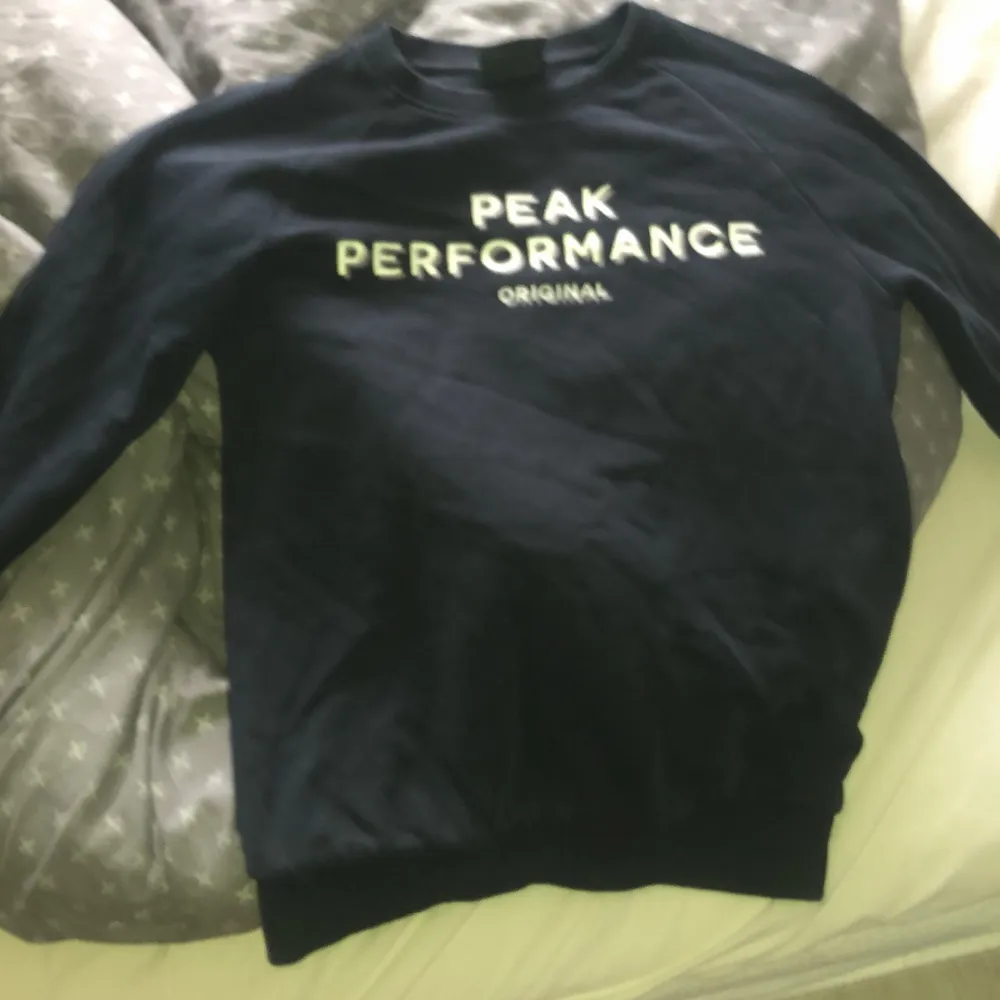 Säljer nu min peak performance tröja som inte kommer till användning, den är i storlek 150 och i väldigt fint skick. . Tröjor & Koftor.