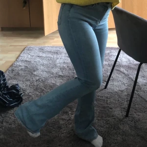 Blåa jeans - säljer dessa ljusblåa bootcut jeans, använda men inte slitna. sitter bra även i rumpan. köpta för 600 på carlings, säljer för att de är lite stora🌼🌼