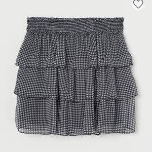 Säljer troligtvis denna superfina rutiga kjolen från H&M. Helt ny med lappen, slutsåld i butik och på hemsidan. Säljer endast vid bra bud så buda gärna i kommentarerna💕💕