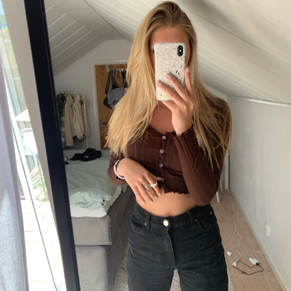 Brun topp med knappar 