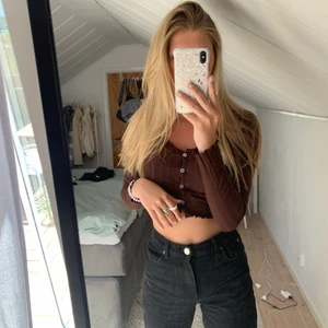 Brun topp med knappar  - Säljer min fina bruna tröja i strl S.  Fick fel storlek vid beställningen så den är därför i nyskick (aldrig använd). Pris är 80kr + frakt. 