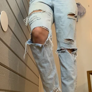 Distressed jeans - Blåa jeans från H&M i storlek 40, lite för stora för mig men hoppas det passar någon annan