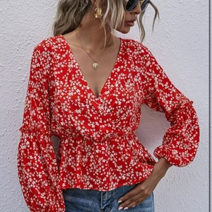 Helt ny blus från SHEIN - En söt blus ifrån SHEIN som tyvärr inte föll mig i smaken gällande passformen. Hoppas på att den kan hitta ett nytt hem, den är helt ny och endast testad 🌷