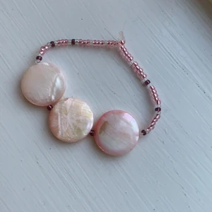 Armband - För någon med smala handleder. Kolla min profil för fler armband!