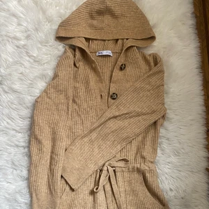 Mysset från ZARA  - Jättemysig underbar onepiece att mysa i. Köptes i vintras, oanvänd💕