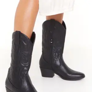 Hejhej! Söker efter ett par cowboy boots lik dessa! Gärna lika höga men inte ett måste att de är svarta! Kan mötas upp i Stockholm! Gärna innan midsommar hehe.. hmu om du säljer!