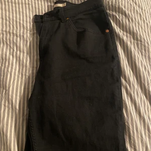 Levi’s mom jean - Svarta mom jeans från Levi’s i strl 30. Aldrig använda, endast testade. 