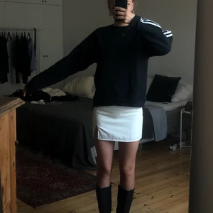 Adidas tjocktröja - En snygg svart college tröja från adidas. Toppen skick och bra passform