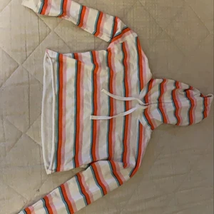 Färgglad hoodie -  En färgglad hoodie i bra skick och som endast är använd fåtal gånger. Storlek XS men skulle kunna passa som en S. Betala gärna med swish och möt helst upp i Linköping. ENDAST SERIÖSA KÖPARE!!!