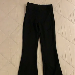Svarta Bootcut Leggings  -  Ett par svarta bootcut leggings i mycket bra skick, endast använda fåtal gånger. Storlek XS. Betala gärna med swish och möt helst upp i Linköping. ENDAST SERIÖSA KÖPARE!!!