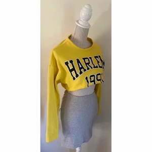 Gul croppad tröja  - En jätte mysig croppad tröja från H&M💗 i stl S men passar som XS-M beroende på hur man vill ha den🥰använd 1 gång så i fint skick 💗