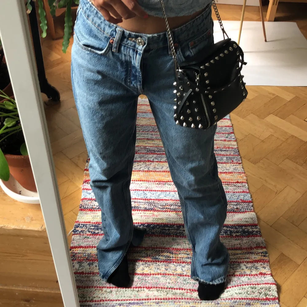 Blå Lågmidjade zara jeans med slits slutsålda i strlk 36 💕 BUDA I KOMMENTARERNA. Jeans & Byxor.