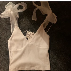 Topp - Topp från zara i storlek S, helt oanvänd🤍🤍