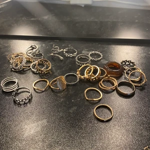 Ringar - Alla från SHEIN. Aldrig använda. Säljer pga råka köpa 2 packet av dessa ringar. Packet pris går att fixa. 4 kr ST