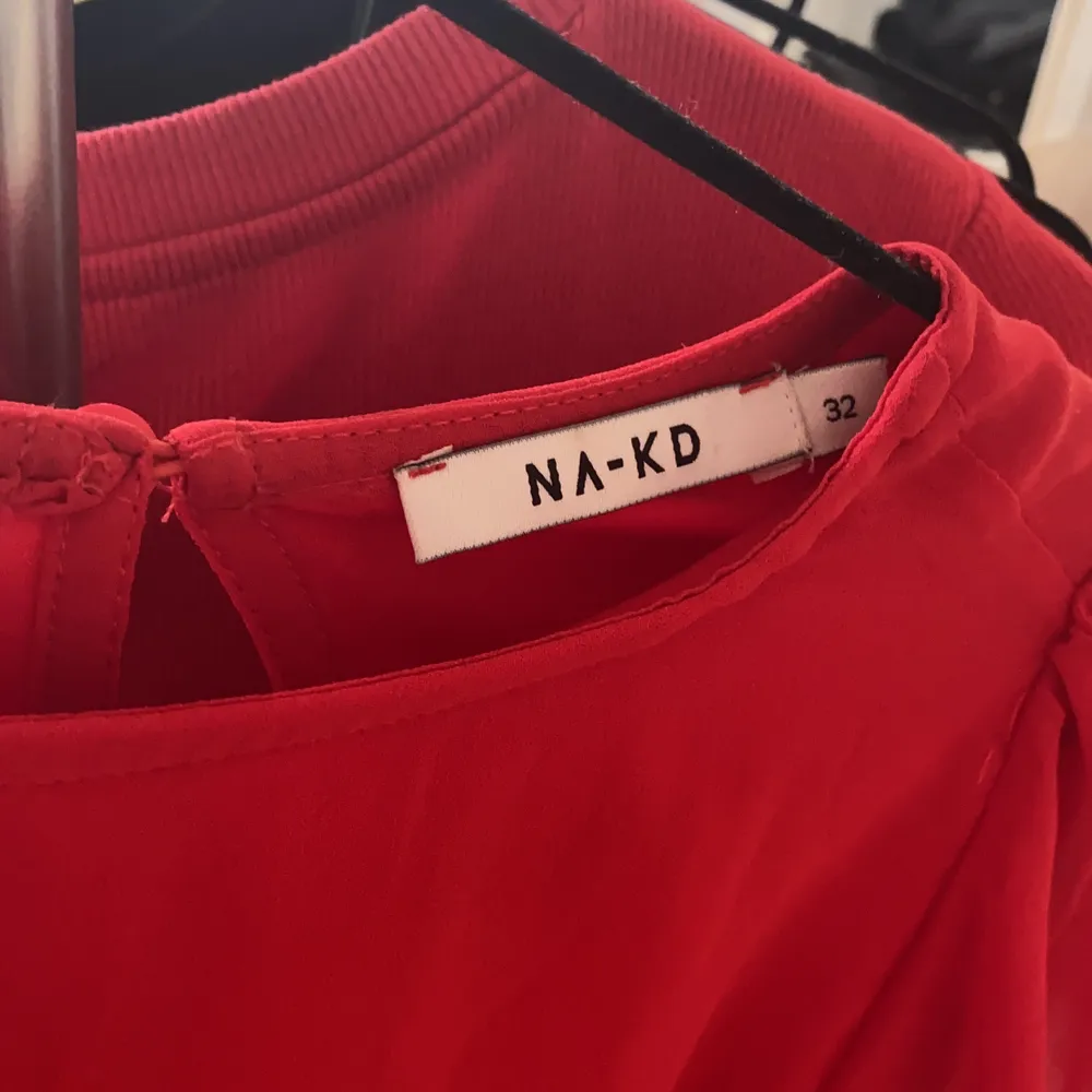Säljer denna skitfina klänning från NAKD. Endast använd en gås så den är som nyskick. Den är stor i storleken för att vara en 32-a så skulle stänga att den passar en xs.. Klänningar.