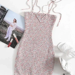 Blommig klänning SHEIN - Blommig klänning från Shein! Stl.38 säljes pga för kort för mig 