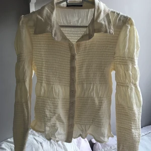 Ljusgul blus - Superfin ljusgul blus som inte kommer till användning, 150kr💓 