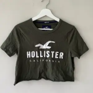 Avklippt grön hollister t-shirt i storlek xs, säljer för att den inte passar längre, knappt använd
