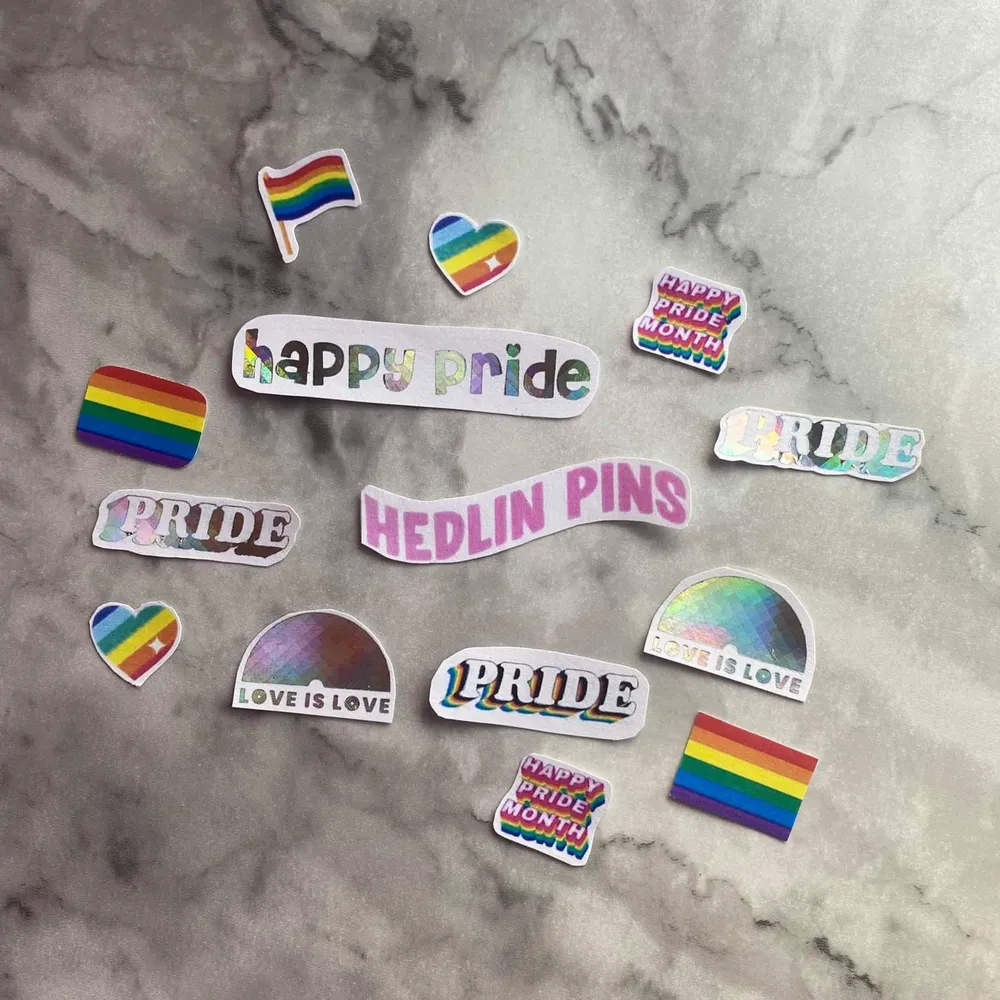 🏳️‍🌈 Happy Pride Month 🏳️‍🌈 För oss på Hedlinpins är det pride året om ✨ Homemade stickers to show love 💕 5st för 30:- ✨ . Accessoarer.