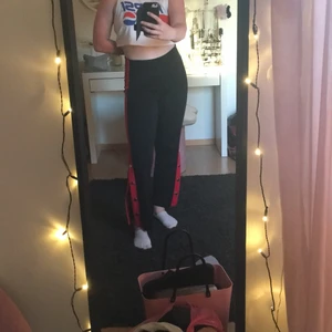 Svarta och röda bootcut leggings  - Svarta och röda bootcut leggings, har även riktiga knappar, high waist. Säljer pga att de blivit för korta 