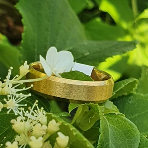 Guldfärgad ring av rostfritt stål  - Guld ring av rostfritt stål, storlek 20, diameter 18mm, den färgar inte av eller gör dina fingrar gröna eftersom de är gord av stål.
