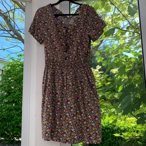 Blommig klänning - Somrig klänning köpte på second hand (it has pockets🥳)  Står ingen storlek men skulle säga att den sitter som en M eller runt 38. Skriv om du vill ha fler bilder eller undrar något, köparen står för frakten✨✨ (Läs min bio för info) 