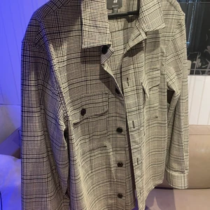 Flanell skjorta ish  - Jag har andvände denna som en ”jacka” och passar bra till mycket, andvänd väldigt lite. Säljer för 139 kr och storlek M.