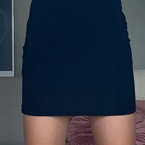 Svart stretchig simpel kjol från Zalando - Kjol i bra skick från Zalando. Bara hel svart och simpel. I storlek S