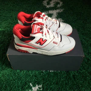Nee balance 550 white & red - Size US 6 = EU 38,5. Condition 9,5/10. All og + receipt. 2600 sek / 260 €. Buyer pays the shipping cost. For more information please go visit @xhibitshop on instagram.
