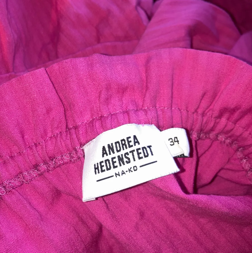En rosa volang tröja från Andrea Hedenstedts kollektion med NA-KD. Storlek 34, använd ett fåtal gånger. Köparen står för frakt 🤍. Tröjor & Koftor.