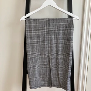 Vadlång kjol från HM - Strl:XS Vadlångkjol rutig från HM