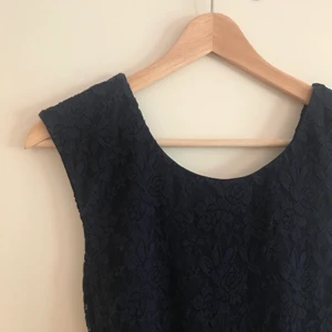 Klänning  - Marinblå spetsklänning med korsning i ryggen. 100kr + frakt 