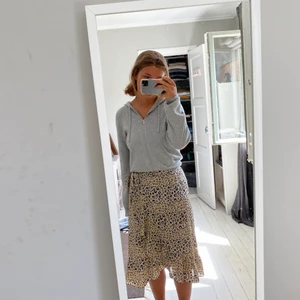 Neo Noir kjol - Jättesöt omlottkjol från det danska märket Neo Noir. Superfint mönster - storlek 36💕 Nypris 799 kronor. 