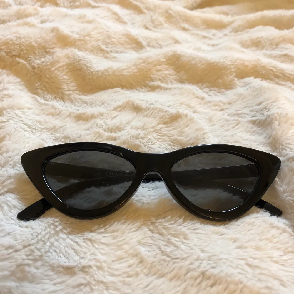 Spetsiga Svarta Solglasögon, använt länge men inga repor eller sånt. Säljer pga använder inte.. Accessoarer.