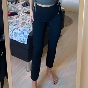 Kostymbyxor - Säljer dessa kosymliknade byxor som jag tyvärr säljer pågrund av utrensning. Knappt använda så byxorna är som nya nästan. Väldigt sköna och bekväma att ha på sig.💗