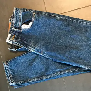 Mom jeans från Zara i storlek 34. Köparen står för frakt 