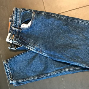 Blåa mom jeans från zara - Mom jeans från Zara i storlek 34. Köparen står för frakt 