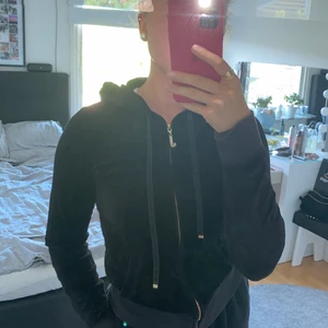 Svart Juicy Couture tröja  - Säljer svart juicy tröja i storlek M, ganska liten i storleken då den sitter tajt på mig som vanligtvis brukar ha S. Köpt på raglady på väla. Det har åkt av några diamanter på J:et men det syns inte så mycket om man inte kollar noga. 