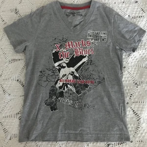 Baby tee - Fin baby tee köpt secondhand, ger tidigt 2000-tals känsla. Märkt i storlek 140 men passar en xs. Skriv privat för fler bilder. Frakt ingår ej💓