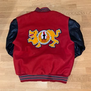 Vintage varsityjacka - Skitsnygg unik varsity jacka i perfekt skick! Väldigt coolt ryggmotiv bland annat, jag är 186, hör av er vid frågor osv!😊