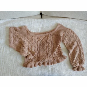 Stickad tröja - En söt lätt stickad tröja i gammelrosa färg. Använts bara en gång för att prova. Storlek S. Skicket är som nytt. Passform är crop. 