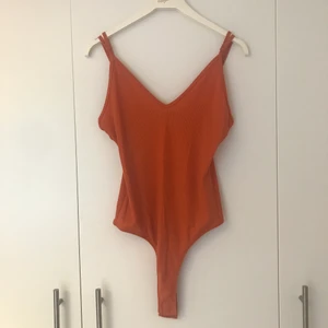 Body linne  - Body linne i fin rostorange färg. Har reglerbara band!! Använd fåtal gånger, bra skick!! 🧡🧡